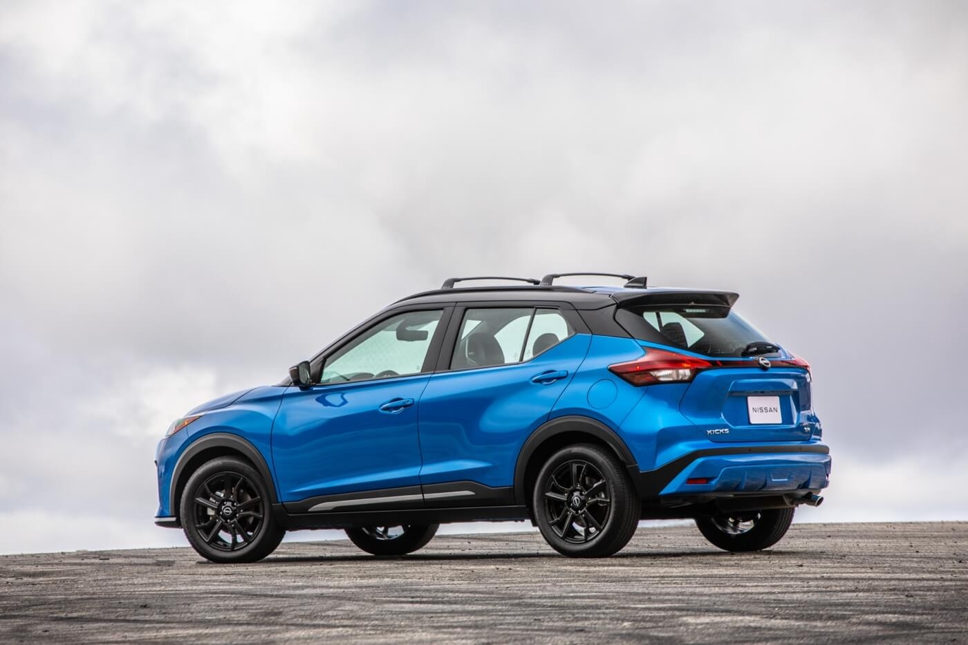 Vue 3/4 arrière du Nissan Kicks 2025 à l'extérieur.
