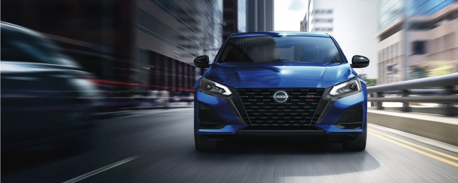 Vue avant de la Nissan Altima 2025 roulant en ville.