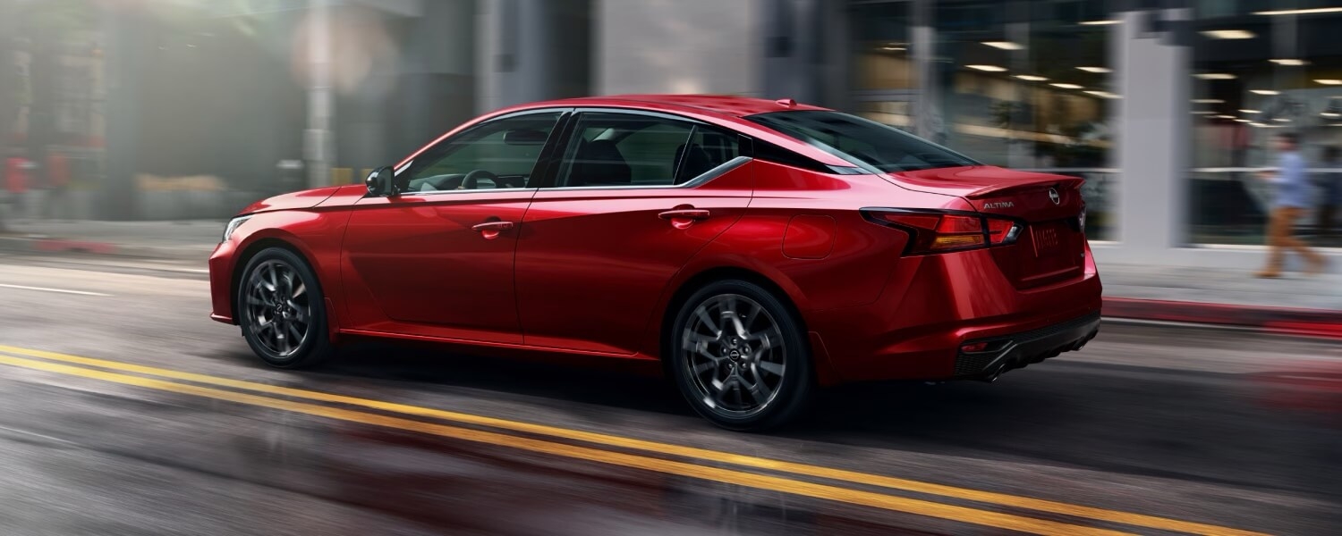 Vue latérale de la Nissan Altima 2025 sur la route en ville.