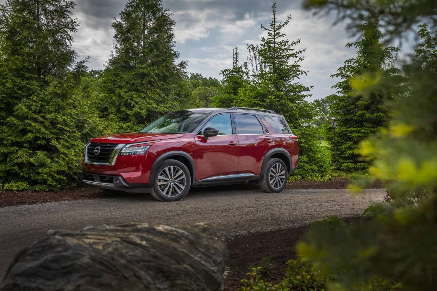 Le Nissan Pathfinder qui roule en forêt.