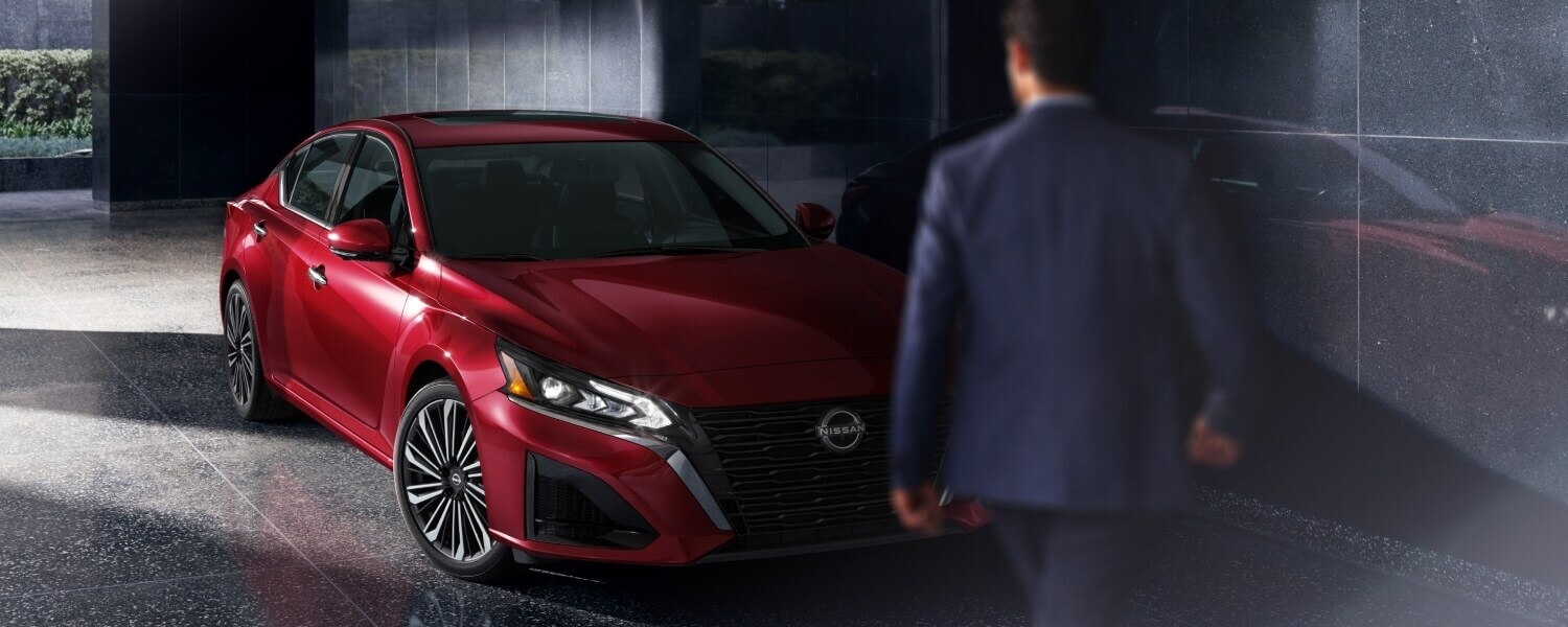 Homme se dirigeant vers la Nissan Altima 2025.