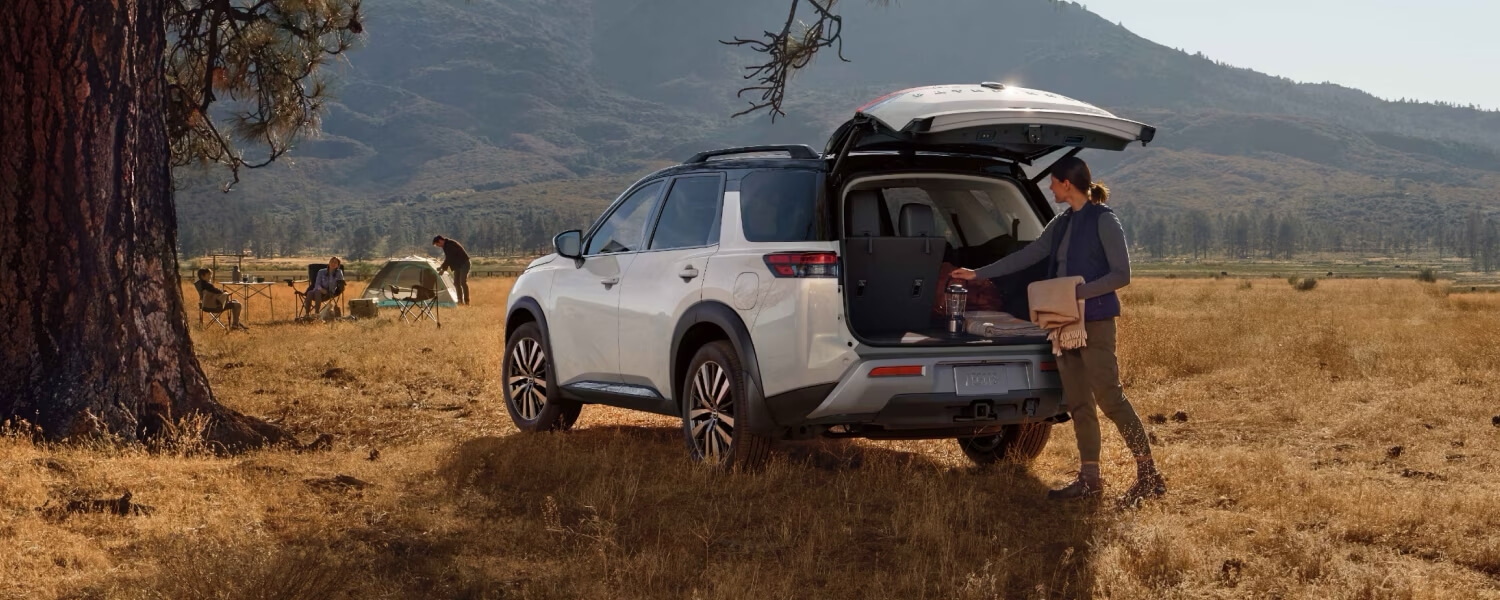 Femme chargeant le coffre du Nissan Pathfinder 2025.