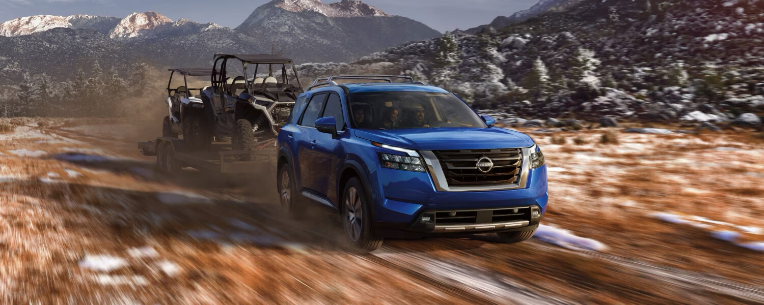 Vue 3/4 avant du Nissan Pathfinder 2025 à l'aventure en nature.