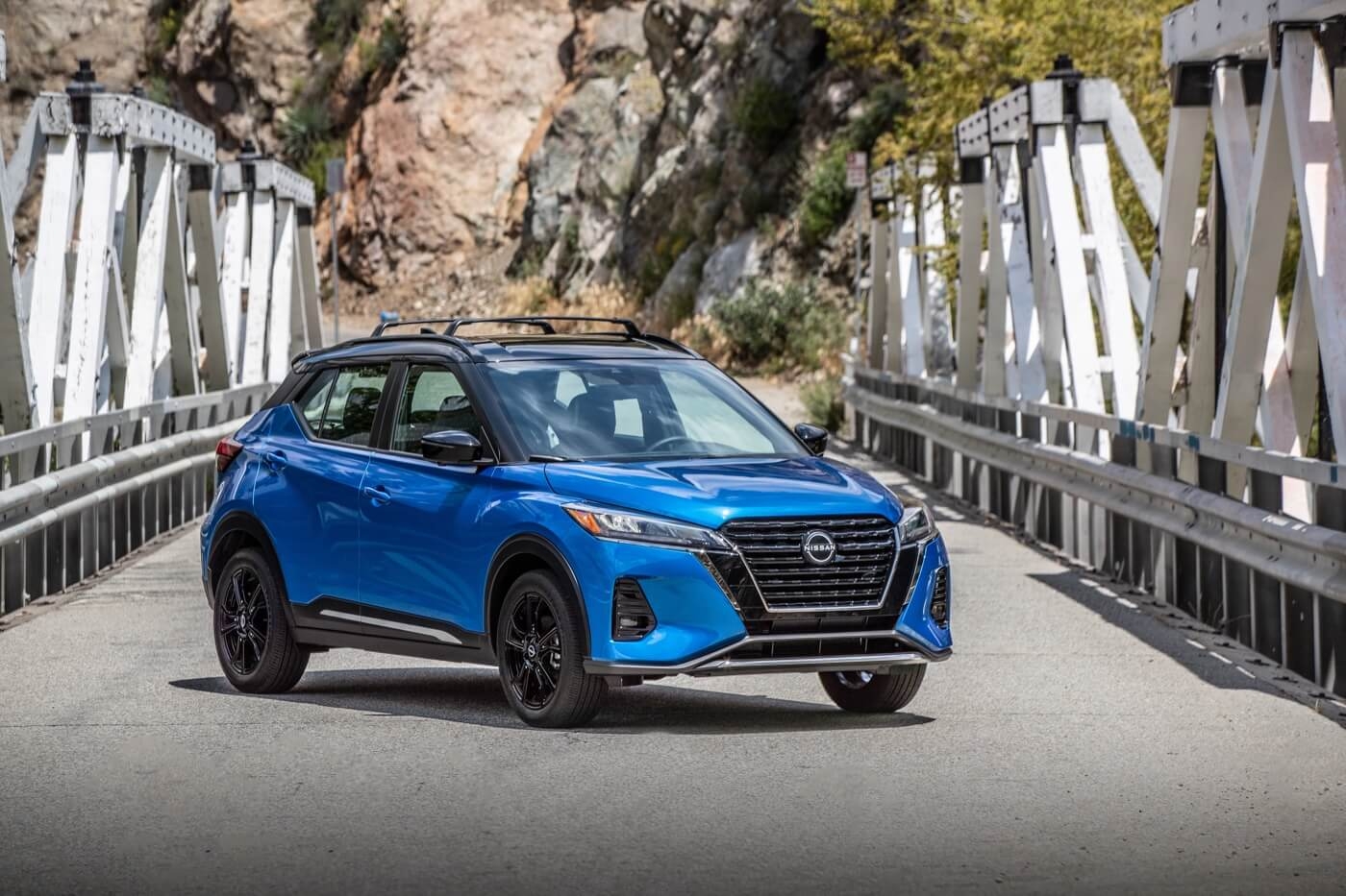 Le Nissan Kicks stationné au milieu d'un pont.