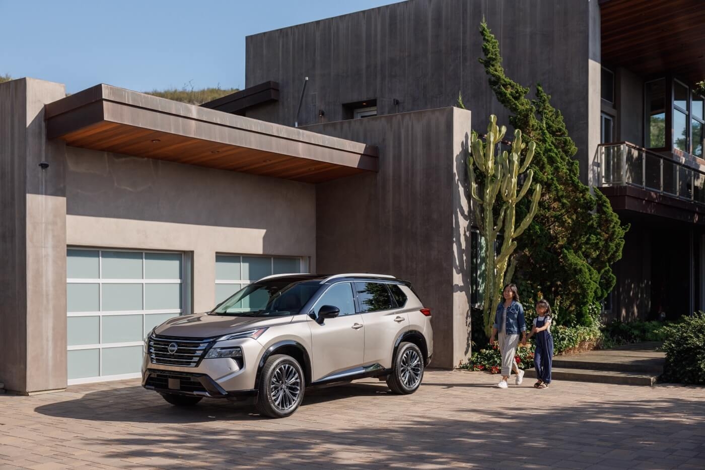 Le nissan Rogue stationné dans l'allée d'une résidence.